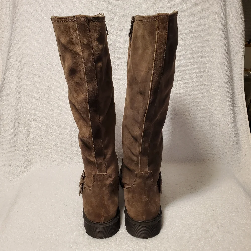 LA CANADIENNE HYACINTH BUCKLE SUEDE BOOT IN STONE